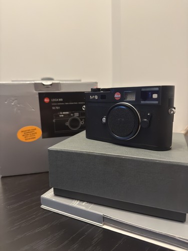 Leica black digital - leica,